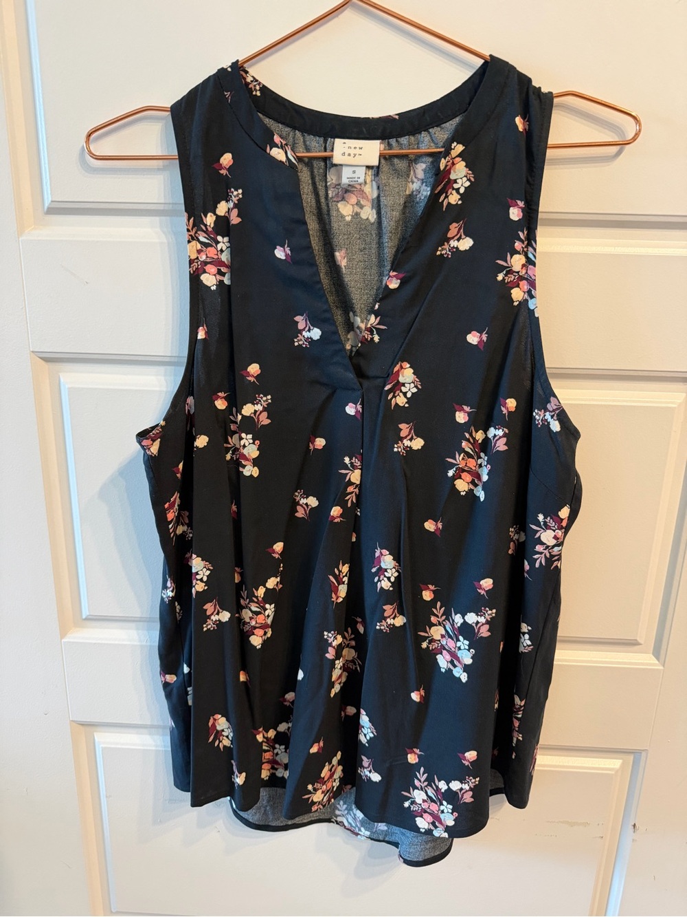 Black Floral V-Neck Sleeveless Blouse